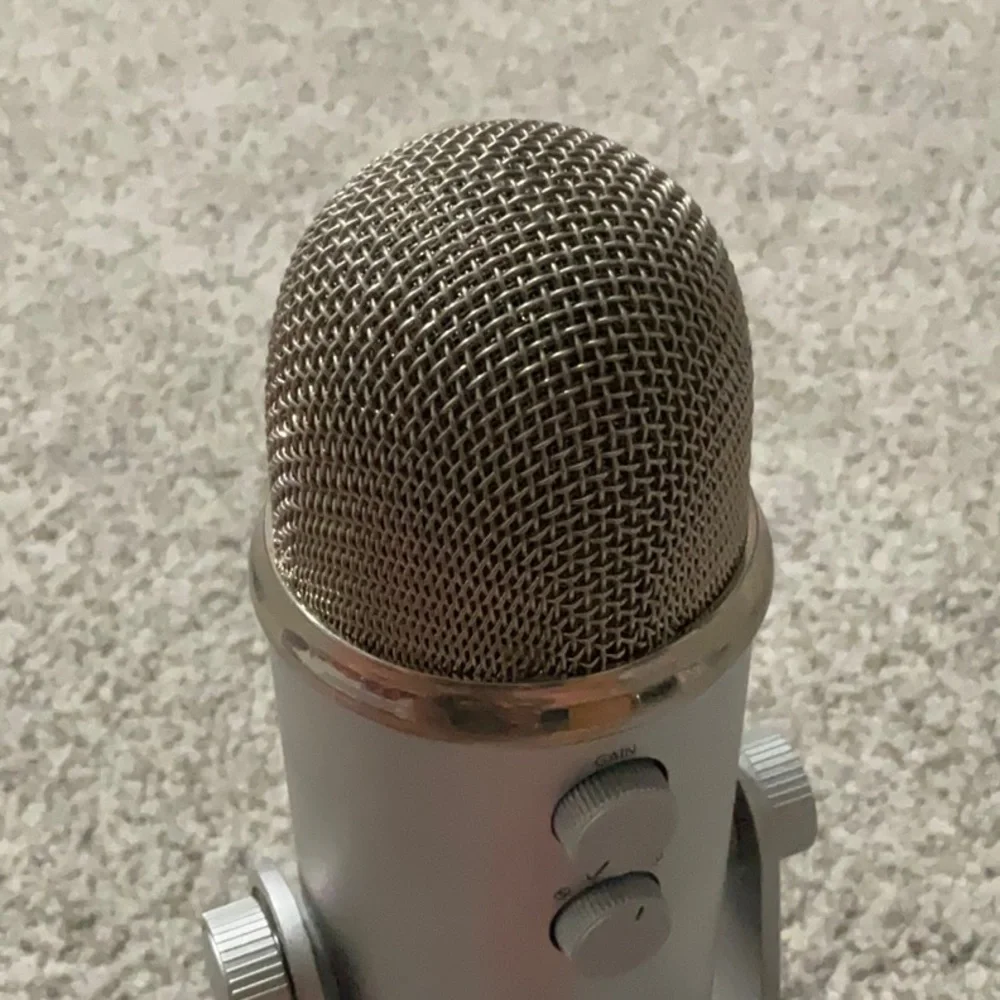 BLUE YETI SILVER MICROPHONE!! EUC CORD AND PHONE ADAPTER INCLUDED!